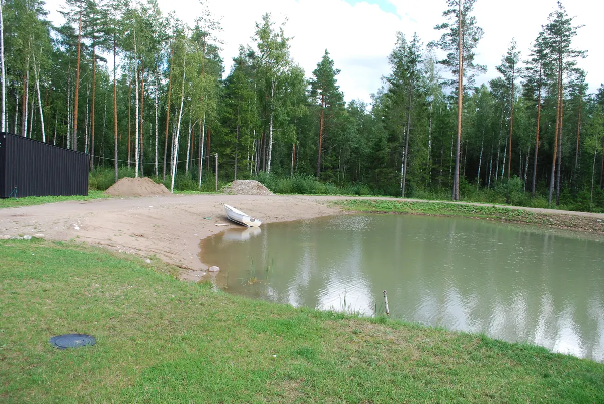 Kõveri järv ja õueala metsaservas