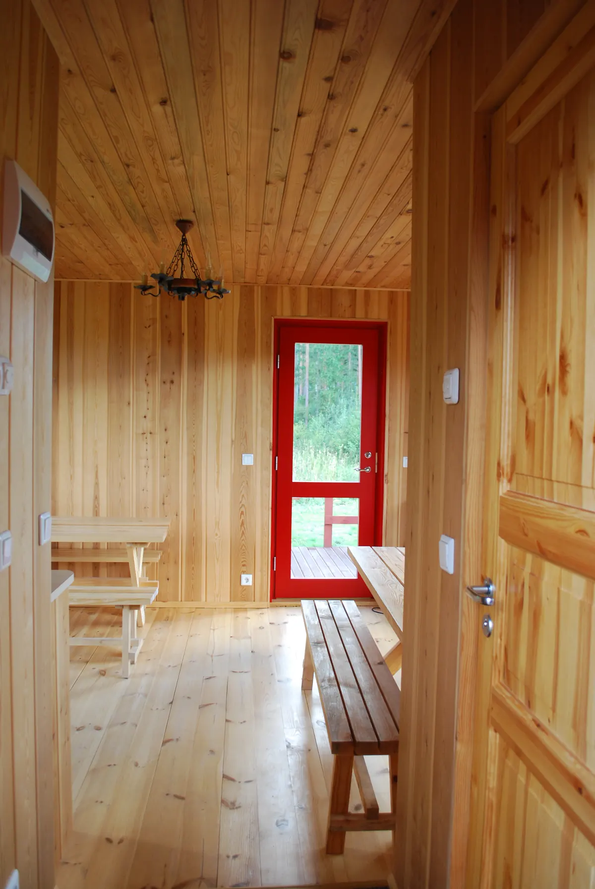 Kõveri sauna soe puidune interjöör