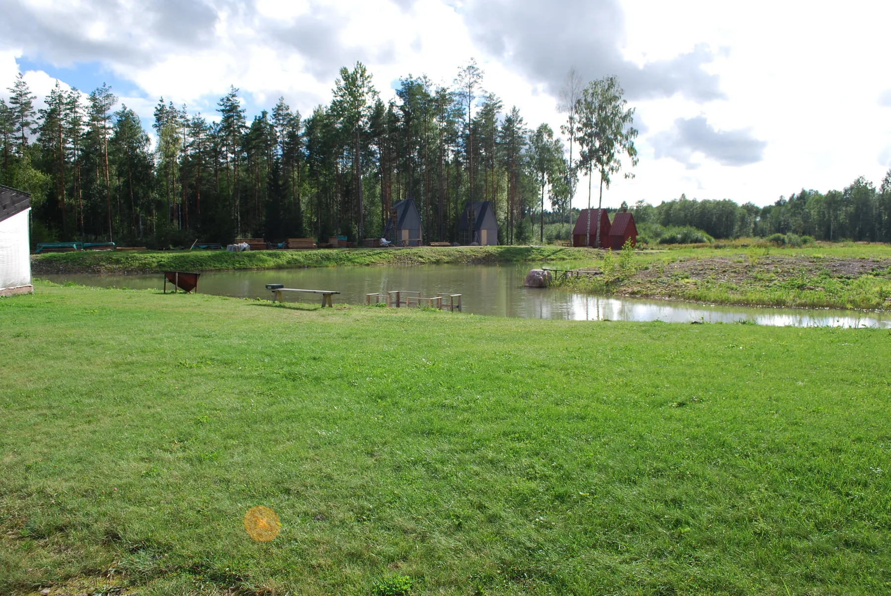 Kõveri Puhkekeskuse järveäärne õueala ja metsaserv Pärnumaal